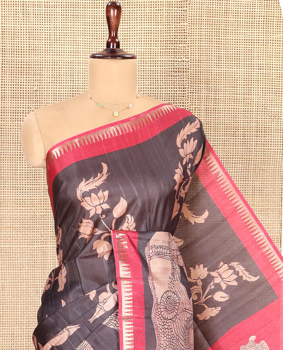 Black Semi-Tussar Silk Saree, Gracefully Detailed with Kalamkari-Style Human Motifs Printed on Its Body, Complemented by a Contrast Temple Zari Border, Creatively Kalamkari Printed Pallu, and Paired with a Contrast Blouse - Image 4