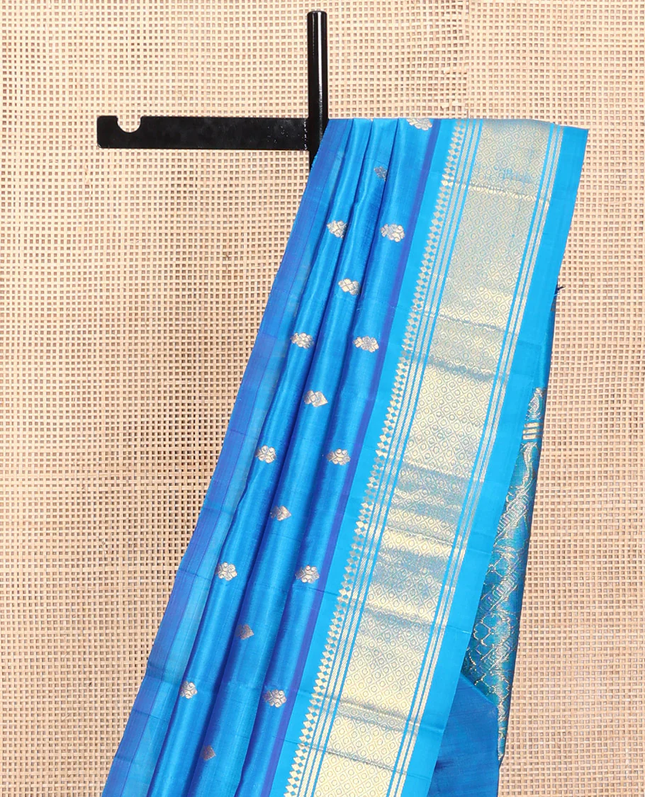 Blue Kanchipuram Silk Saree, Detailed with Zari Buttas, a One-Sided Border Featuring Panner Sombu, Banaras, and Jaal Design, Pallu of Kodi Visiry, and No Blouse - Image 3