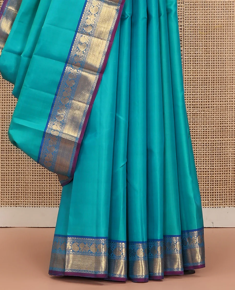 Blue Plain Kanchipuram Silk Saree, Complemented by Contrast Border of Salngai, Muthu, Rekku, Manga, Mayil, and Zari Stripes, Subtly Sparkled Pallu, and Paired with a Contrast Blouse - Image 4