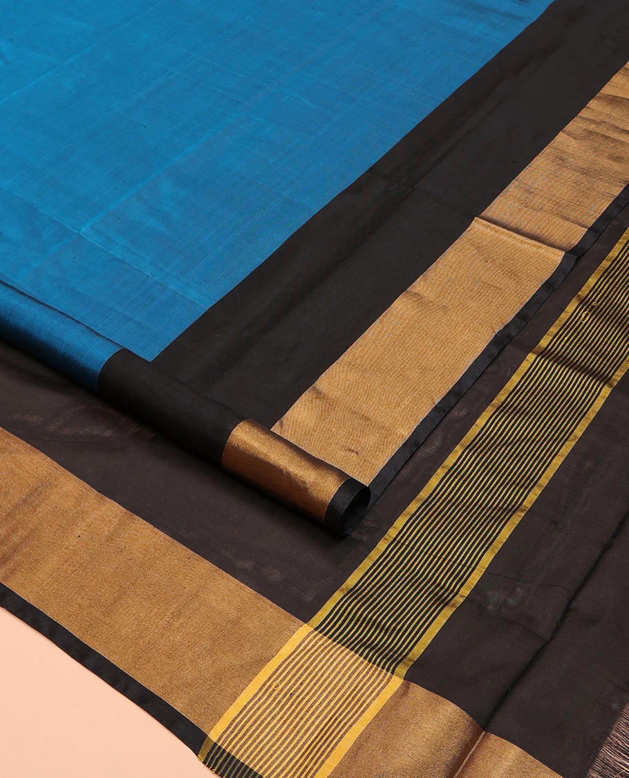 Blue Plain Uppada Silk Saree, Complemented by Contrast Bavanji Border, Plain Pallu, and Paired with a Contrast Blouse - Image 2
