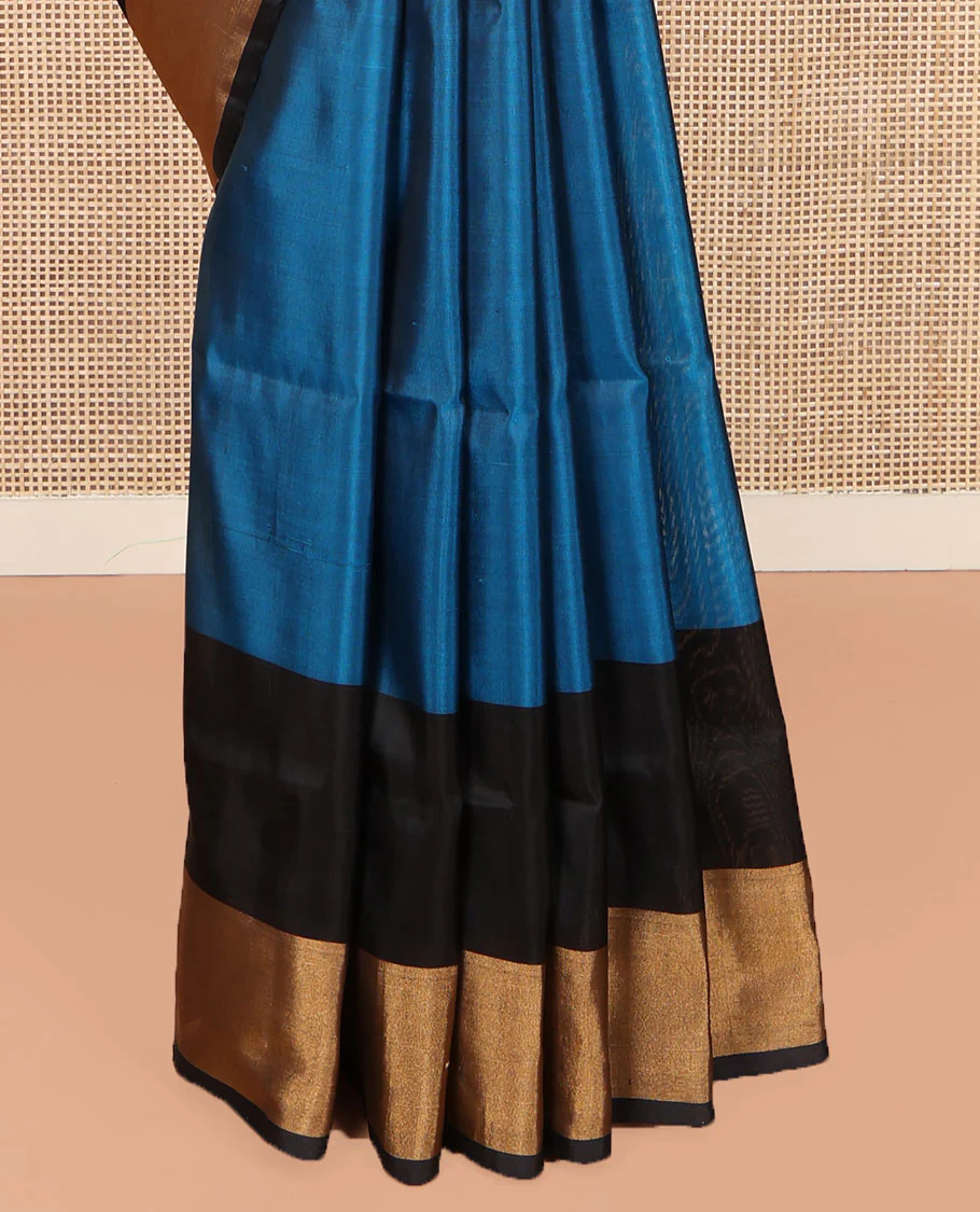 Blue Plain Uppada Silk Saree, Complemented by Contrast Bavanji Border, Plain Pallu, and Paired with a Contrast Blouse - Image 4