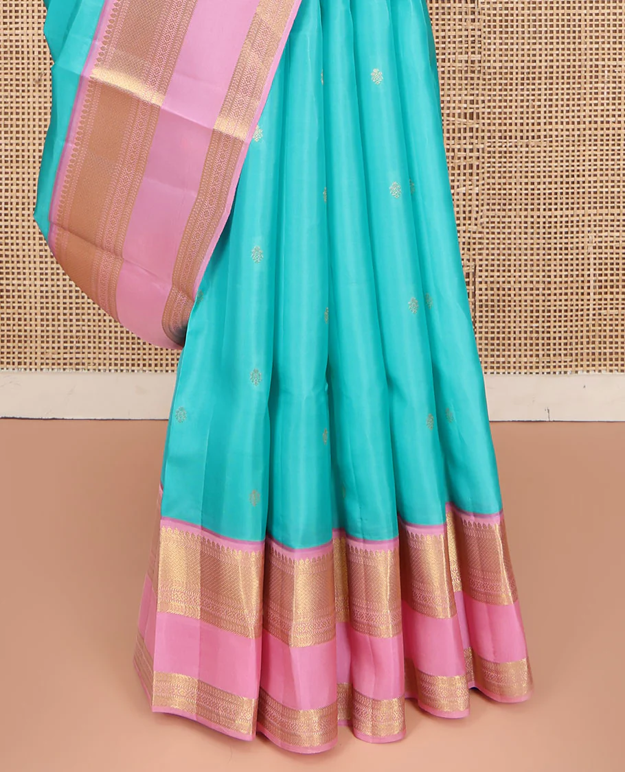 Blue Vasundhara Lite Silk Mix Saree, Adorned with Zari Buttas on Its Body, Complemented by a Contrast Retti Pettu Border of Thilakam, Banaras, Mayil Kann, Muthu, and Kamalam Designs, Pallu Steeped with Feather Motifs, and Paired with a Contrast Blouse - Image 4