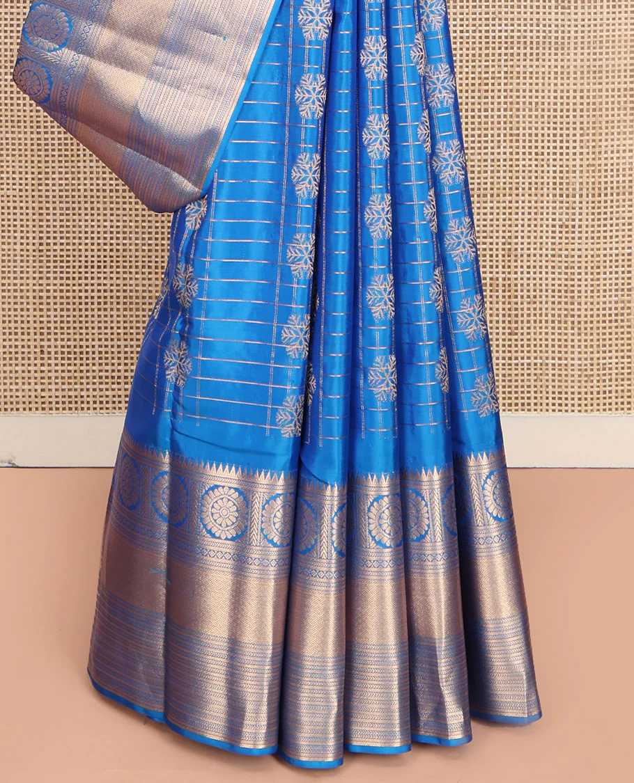 Blue Vasundhara Lite-Silk Mix Saree, Artfully Woven with Snowflake Buttas Enclosed Checks, Highlighted by Zari Border of Rekku, Chakram, Kathir, and Diamond Designs, Gleaming Jaal Pallu, and Paired with a Matching Blouse - Image 4