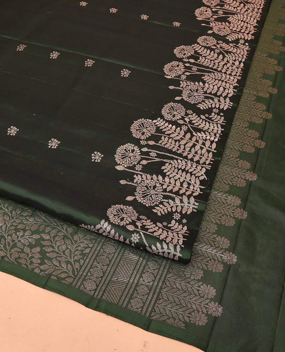 Borderless Green Mayuri Soft Silk Saree, Artfully Detailed with Floral Buttas All Over Its Body, Highlighted by Zari Border of Floral Designs, Opulently Embellished Pallu of Leaf Vine, and Paired with a Matching Blouse - Image 3
