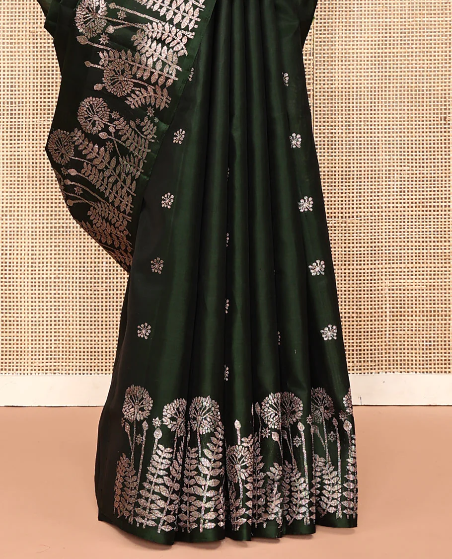 Borderless Green Mayuri Soft Silk Saree, Artfully Detailed with Floral Buttas All Over Its Body, Highlighted by Zari Border of Floral Designs, Opulently Embellished Pallu of Leaf Vine, and Paired with a Matching Blouse - Image 4