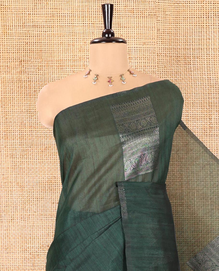 Borderless Green Vichitra Silk Saree, Elevated with Square Buttas All Over Its Body, Captivating Contrast Pallu of Traditional Designs, and Paired with a Contrast Blouse - Image 2