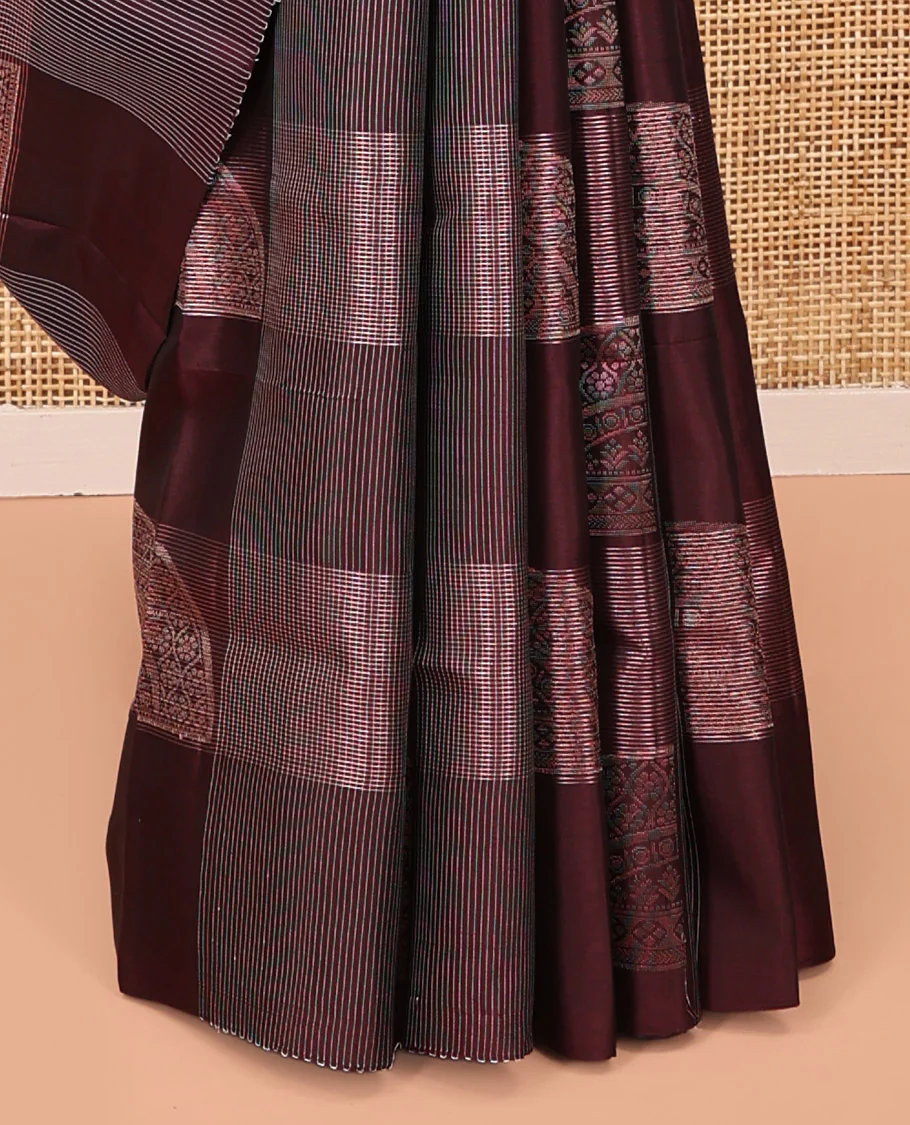Borderless Maroon Mayuri Lite Silk Mix Saree, Majestically Detailed with Zari Buttas and Checks on Its Body, Complemented by a Contrast Pallu of Intricate Designs, and Paired with a Contrast Blouse - Image 4