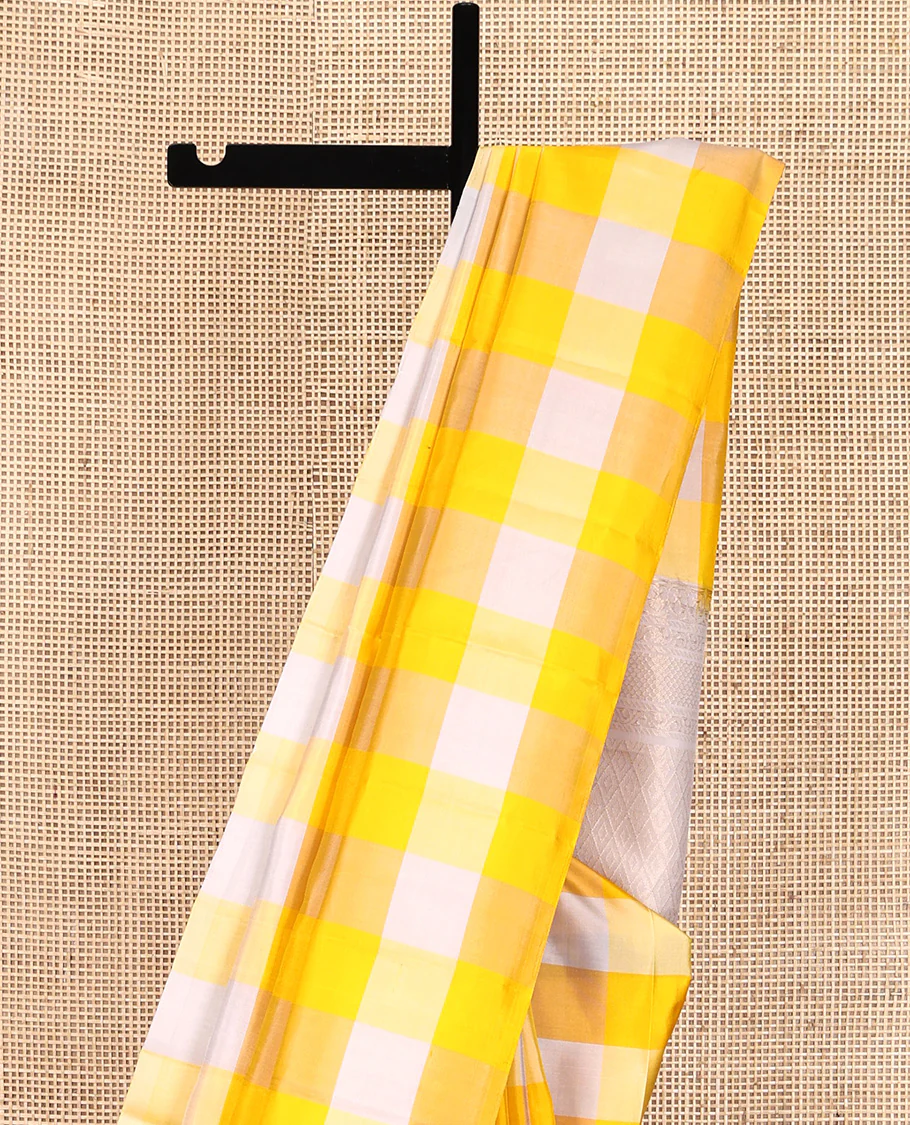 Borderless Multi-color Mayuri Soft Silk Saree, Enriched with Checks On Its Body, Complemented by Contrast Pallu of Jaal Designs, and Paired with a Contrast Blouse - Image 3