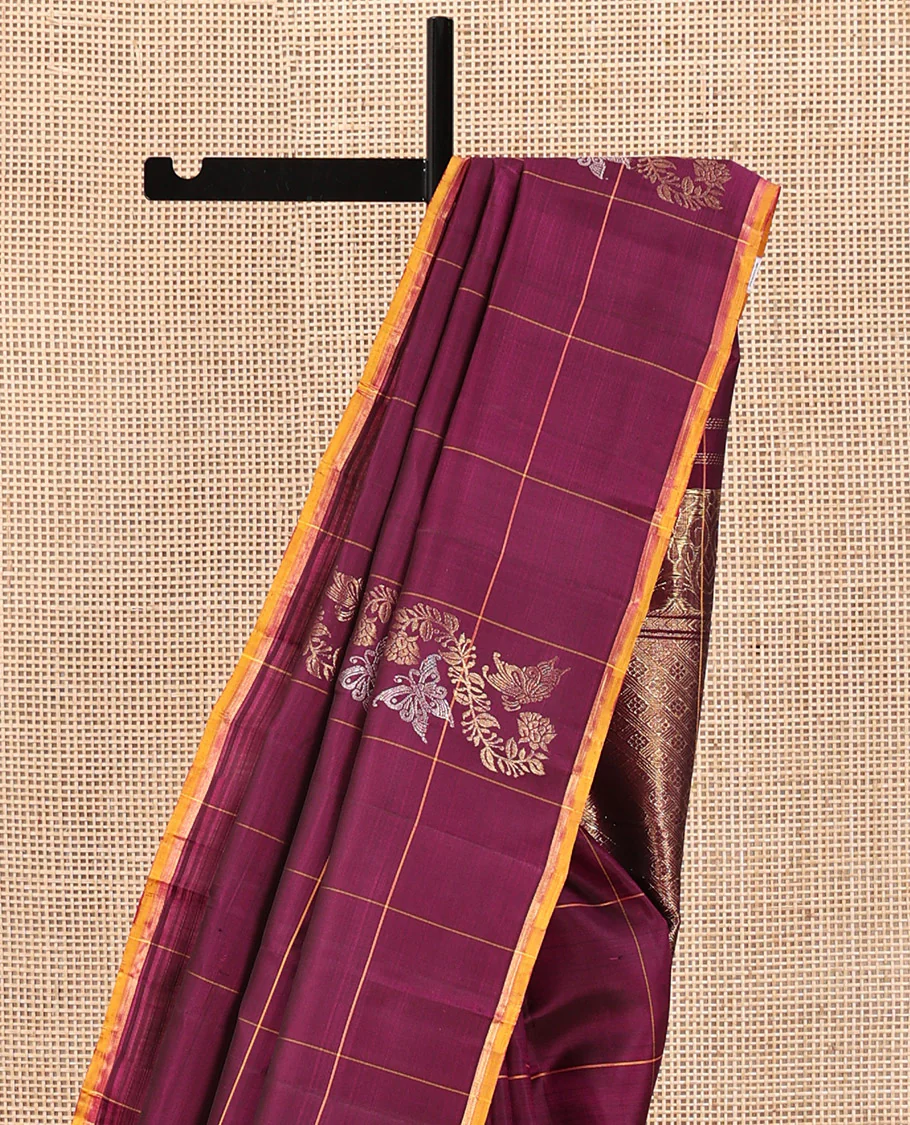 Borderless Wine Kanchipuram Silk Saree, Meticulously Crafted with Zari Buttas Enclosed Checks, Complemented by a Contrast Pallu Steeped with Kamalam Designs, and Paired with a Matching Blouse - Image 3