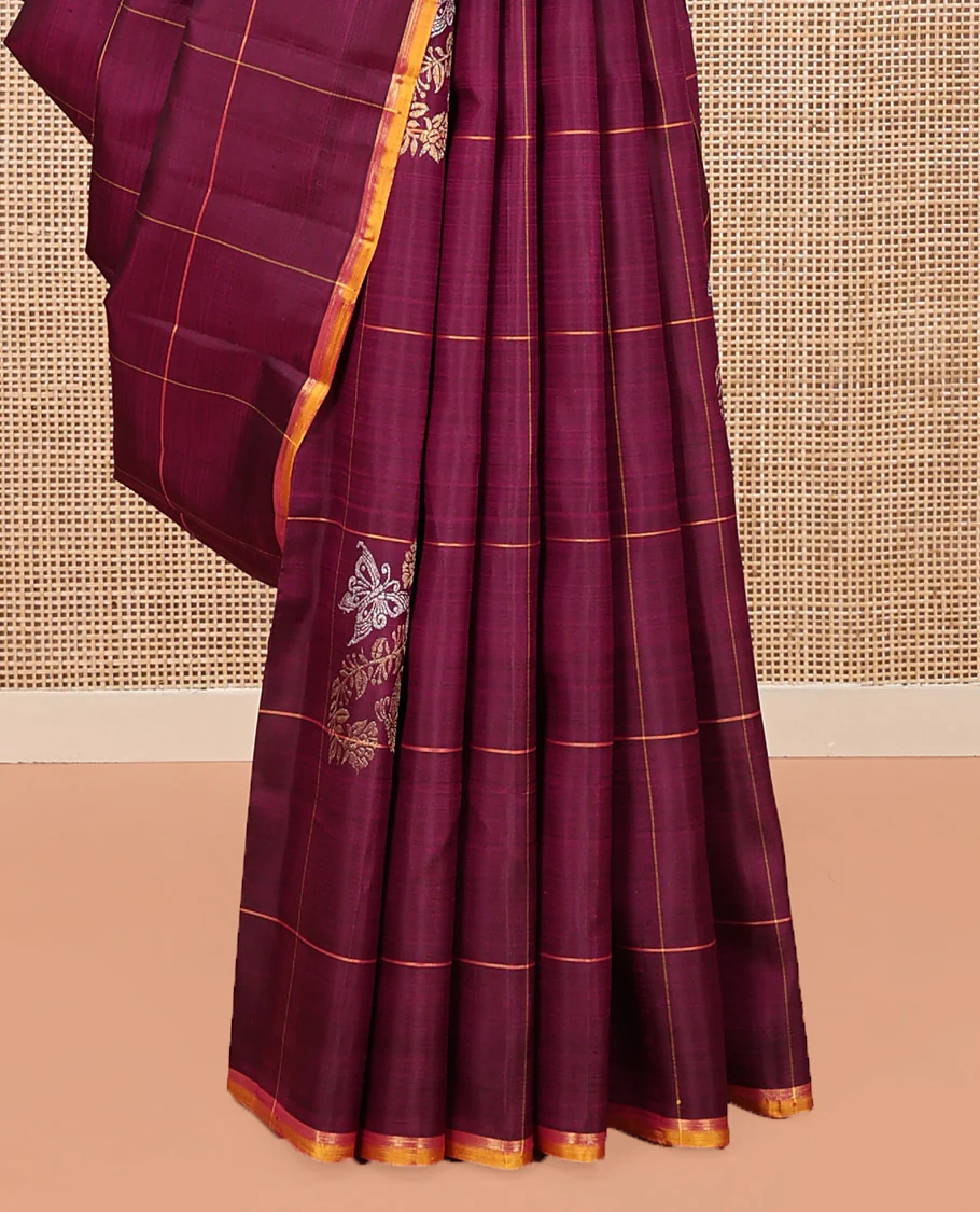 Borderless Wine Kanchipuram Silk Saree, Meticulously Crafted with Zari Buttas Enclosed Checks, Complemented by a Contrast Pallu Steeped with Kamalam Designs, and Paired with a Matching Blouse - Image 4