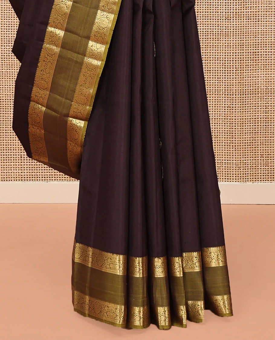 Brown Kanchipuram Silk Saree, Elegantly Adorned with Arumbu Manga Buttas All Over Its Body, Complemented by a Contrast Rettai Pettu Traditional Zari Design Border, Pallu of Rich Jaal Designs, and Paired with a Contrast Blouse - Image 4