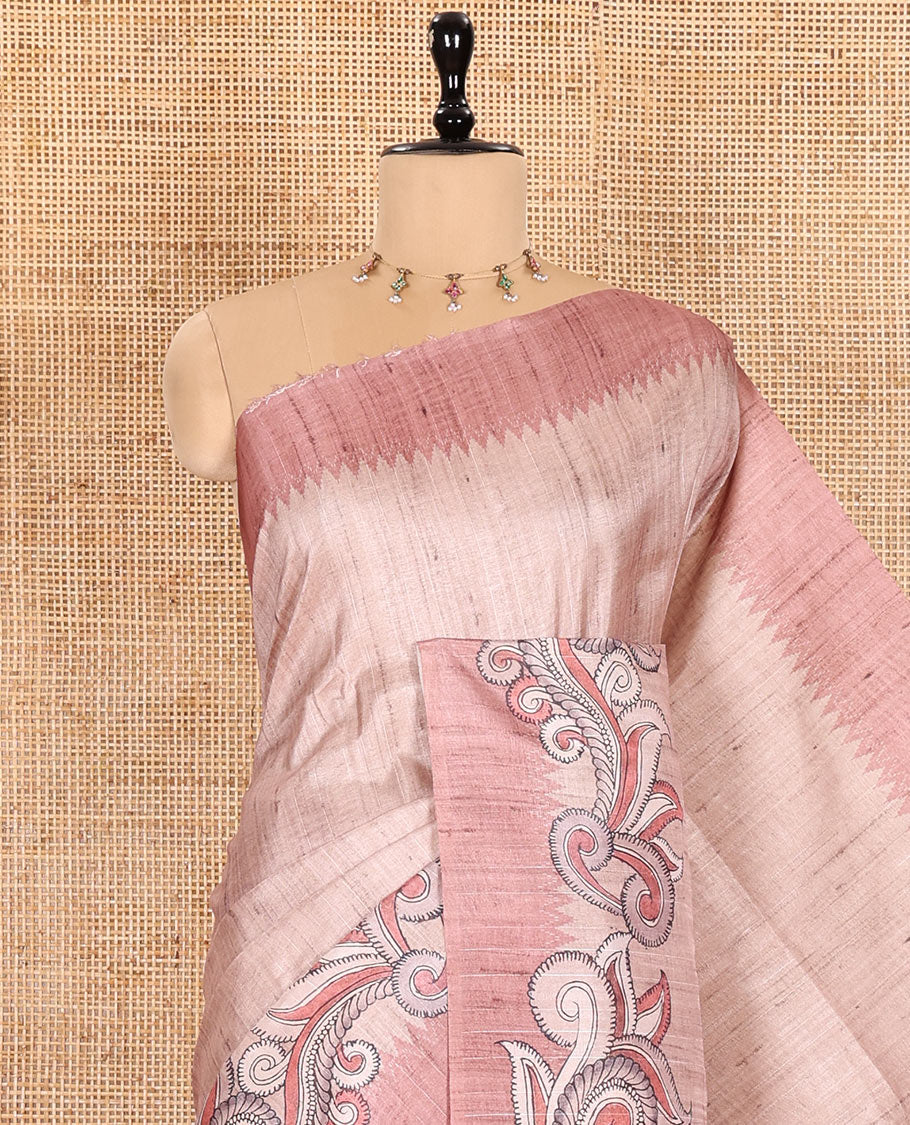 Chikku and Onion Pink Plain Semi-Tussar Saree Accentuated with a Contrast Temple Kalamkari Floral-Printed Border, Featuring a Pallu Adorned with Kalamkari Peacock Print, Paired with a Printed Blouse - Image 2