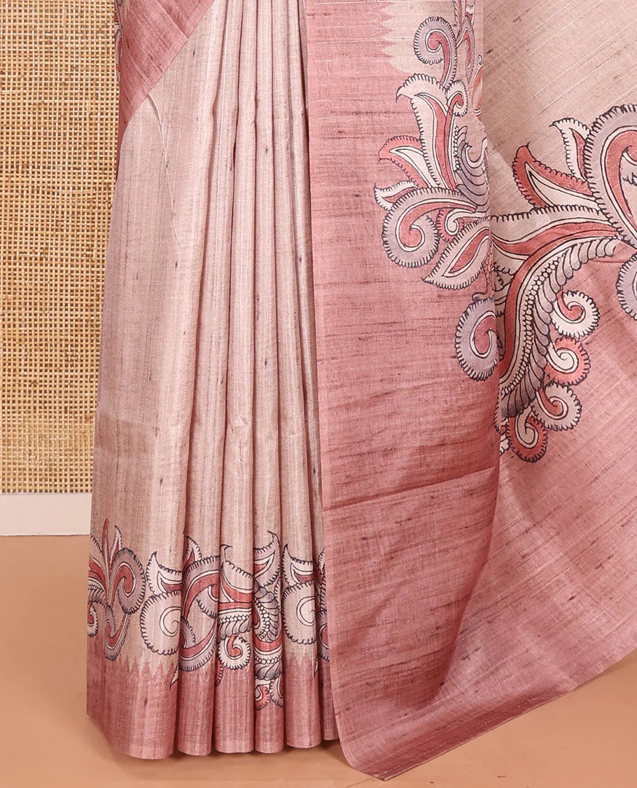 Chikku and Onion Pink Plain Semi-Tussar Saree Accentuated with a Contrast Temple Kalamkari Floral-Printed Border, Featuring a Pallu Adorned with Kalamkari Peacock Print, Paired with a Printed Blouse - Image 3
