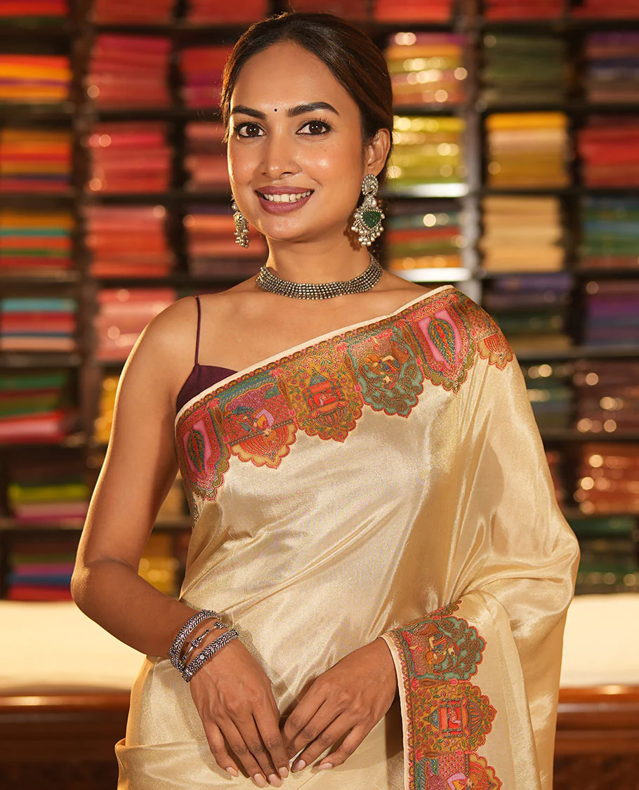 Cream Plain Dola Silk Saree, Complemented by Captivating Contrast Border of Meenakari-style Mughal Human Figurines, Pallu Artfully Pictures Mughal Human Figurines, and Paired with a Matching Blouse - Image 6