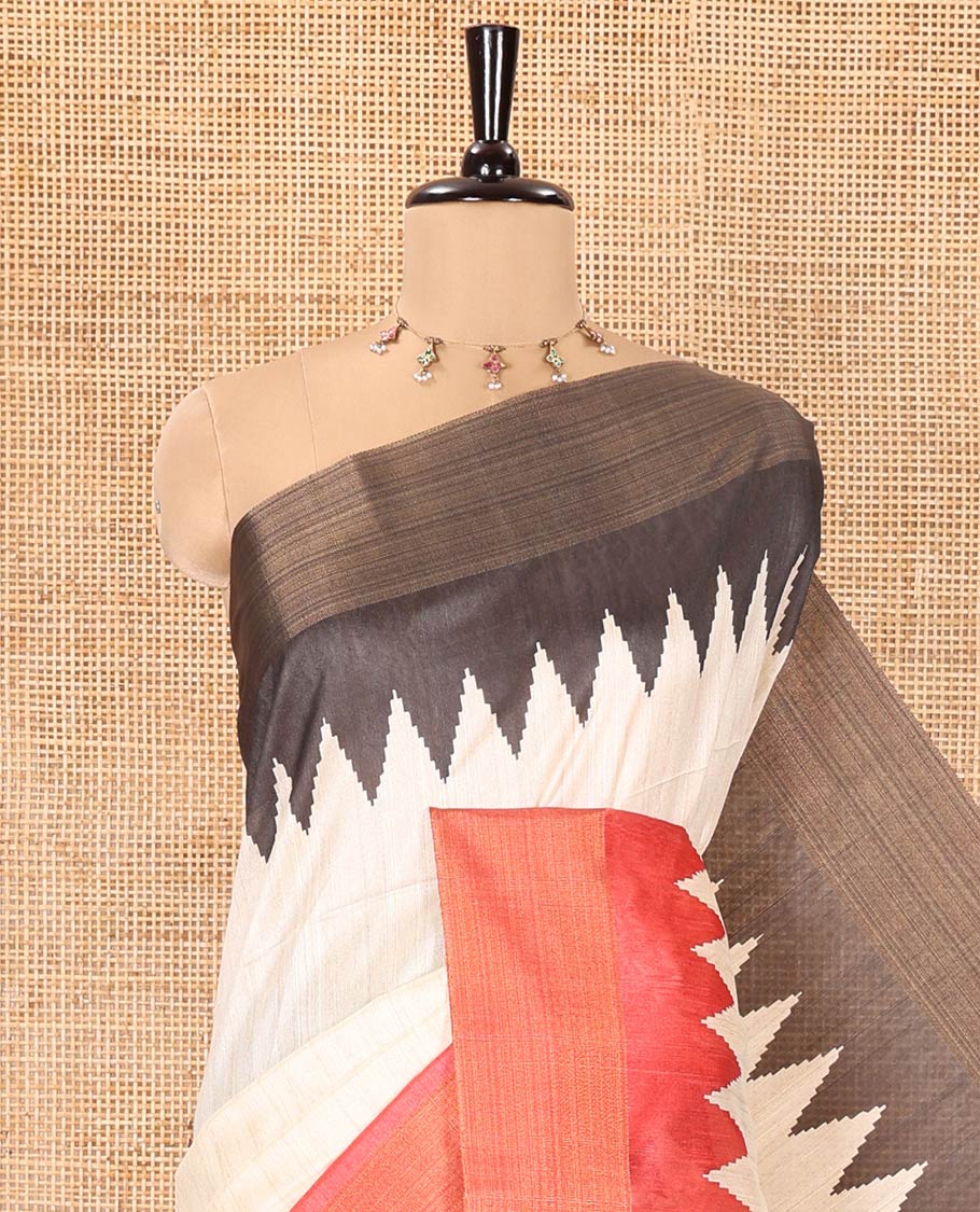 Cream Plain Semi-Jute Tussar Saree, Complemented by a Contrast Blue-Red Ganga-Jamuna Temple Border, Sparsely Striped Pallu, and Paired with a Contrast Blouse - Image 2