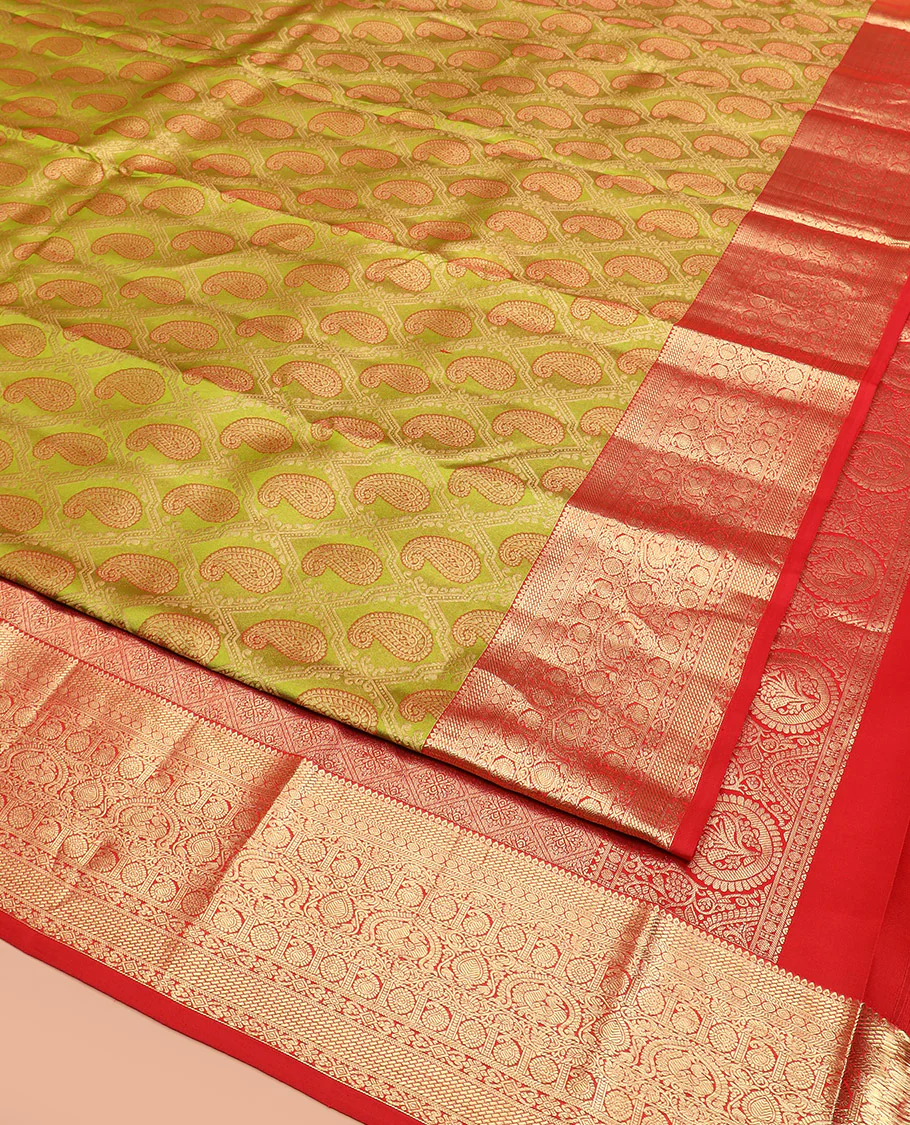 Green Kanchipuram Silk Saree Delicately Woven with Manga Jacquard Design, Complemented by Contrast Border of Thilakam, Chakram, Manga, Kodi Visiry, Mayil, and Jada Nagam Designs, Pallu Gleamed Up with Jaal Designs, and Paired with a Contrast Blouse - Image 3