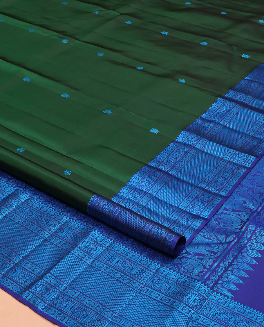 Green Kanchipuram Silk Saree, Enlivened with Mayil and Chakram Thread Buttas on Its Body, Complemented by a Contrast Border of Rekku, Kamalam, Poun, Chakram, Kuyil Kann, and Then Kuli Kann Designs, Jaal Design Pallu, and Paired with a Contrast Blouse - Image 2