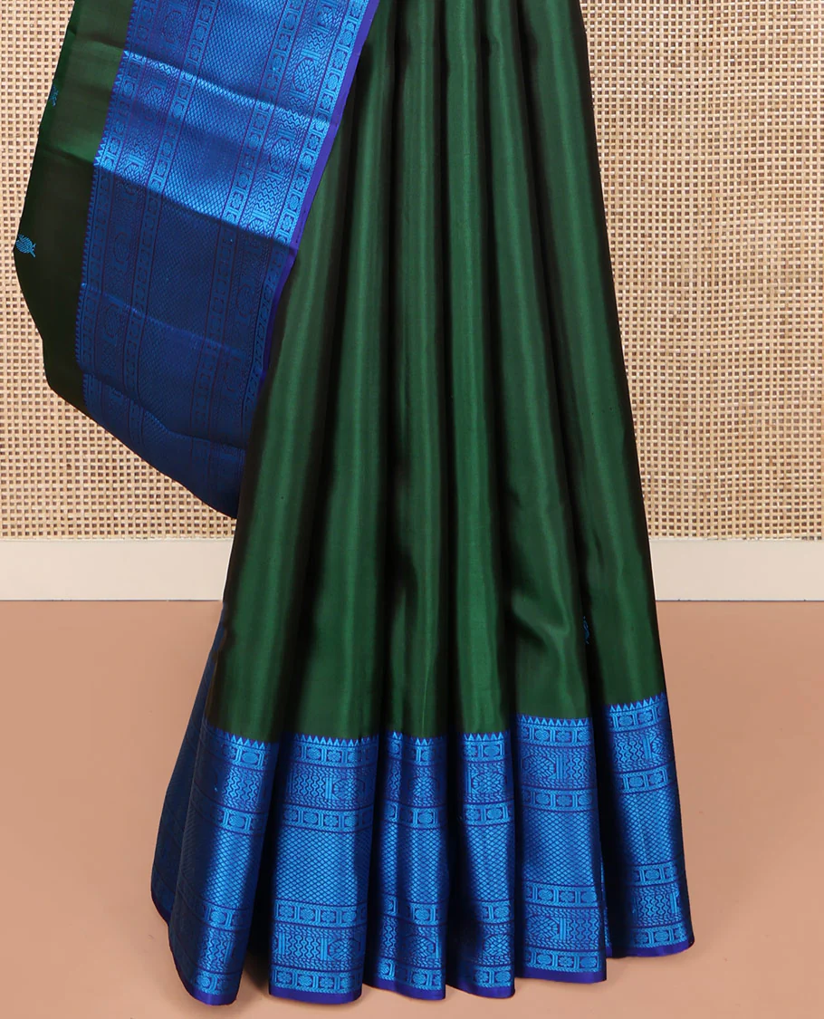 Green Kanchipuram Silk Saree, Enlivened with Mayil and Chakram Thread Buttas on Its Body, Complemented by a Contrast Border of Rekku, Kamalam, Poun, Chakram, Kuyil Kann, and Then Kuli Kann Designs, Jaal Design Pallu, and Paired with a Contrast Blouse - Image 4