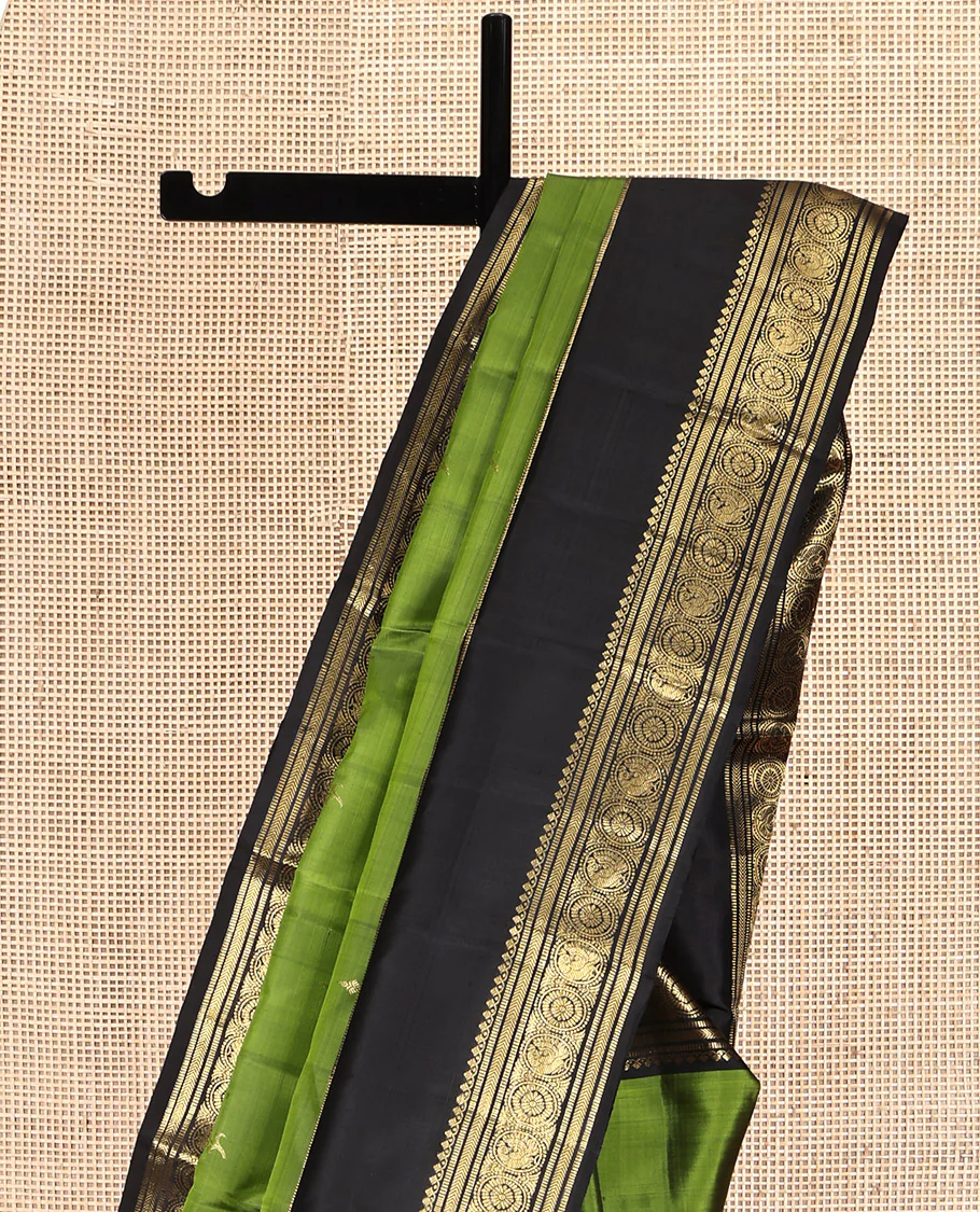 Green Kanchipuram Silk Saree, Ornamented with Zari Buttas All Over Its Body, Complemented by a Contrast Rettai Pettu Border of Salngai, Muthu, Kathir, Chakram, and Round Mayil Designs, Grand Pallu, and Paired with a Contrast Blouse - Image 3
