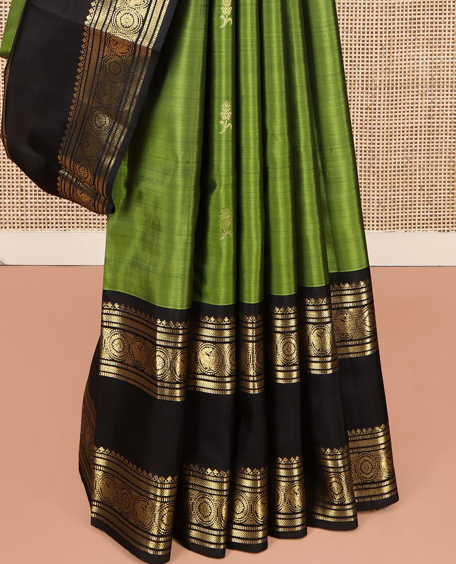 Green Kanchipuram Silk Saree, Ornamented with Zari Buttas All Over Its Body, Complemented by a Contrast Rettai Pettu Border of Salngai, Muthu, Kathir, Chakram, and Round Mayil Designs, Grand Pallu, and Paired with a Contrast Blouse - Image 4
