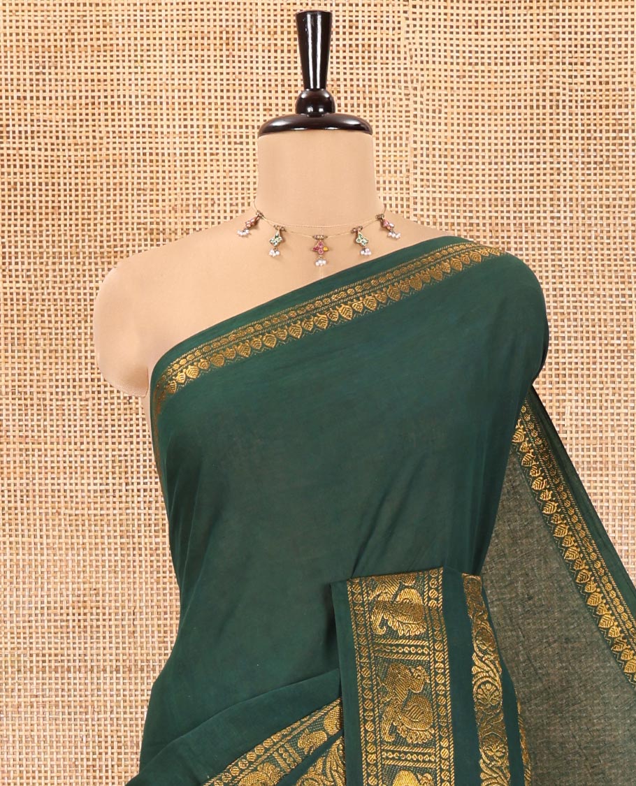 Green Plain Sungudi Cotton Saree, Highlighted by Traditional Zari Border of Peacock and Floral Creeper Designs, Subtly Striped Pallu, and Paired with a Contrast Blouse - Image 2
