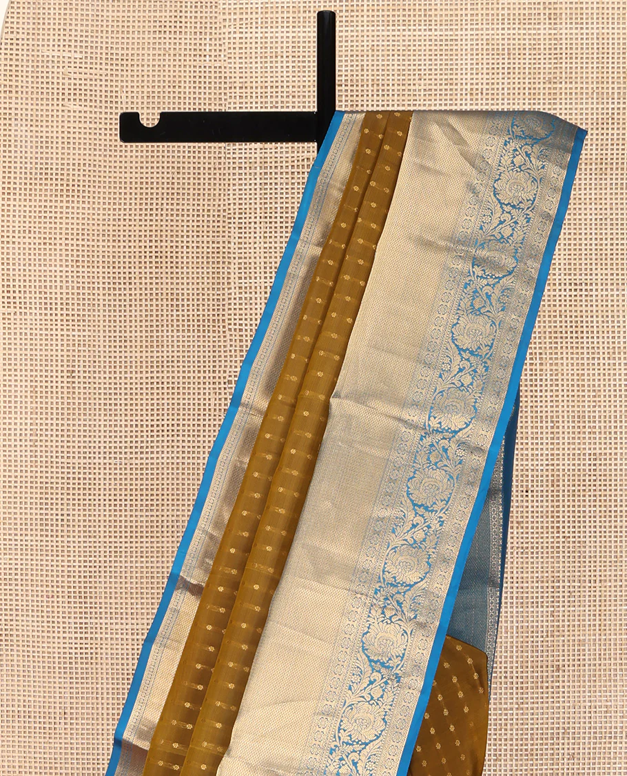 Green Vasundhara Lite Silk Mix Saree, Gracefully Embellished with Zari Butta on Its Body, Complemented by Contrast Border of Salngai, Rudraksham, Muthu, Mayil Kann and Kamalam Designs, Jaal Patterned Pallu, and Paired with a Contrast Blouse - Image 3