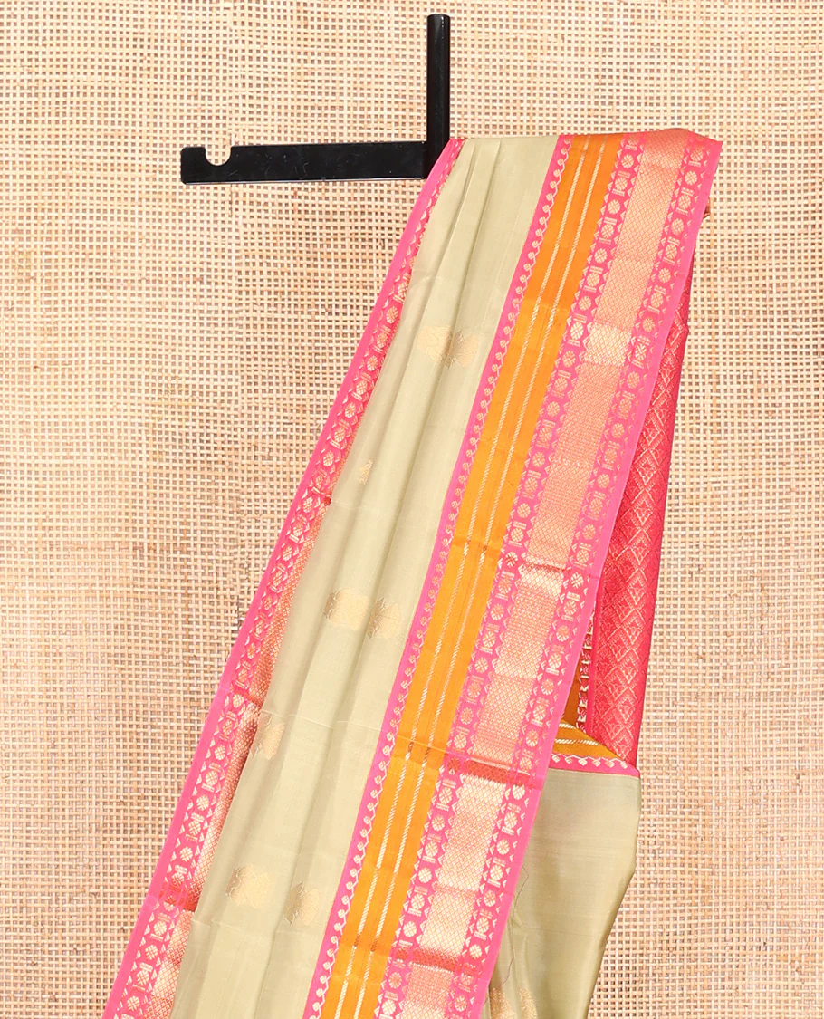 Green Vasundhara Lite Silk Mix Saree, Sparsely Woven with Iruthalai Pakshi Buttas All Over Its Body, Complemented by Contrast Border of Salngai, Banaras, Kamalam, and Mayil Kann Designs, Grand Jaal Pallu and Paired with a Contrast Blouse - Image 3