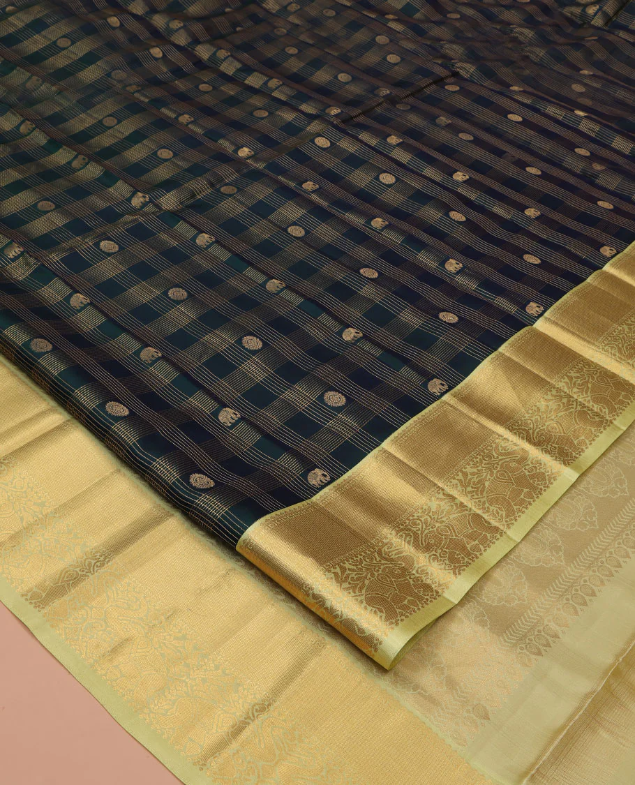 Green Vasundhara Silk Saree, Enriched with Zari Butta Enclosed Checked All Over Its Body, Complemented by a Contrast Border of Yaanai Designs, Intricately Designed Pallu, and Paired with a Contrast Blouse - Image 2