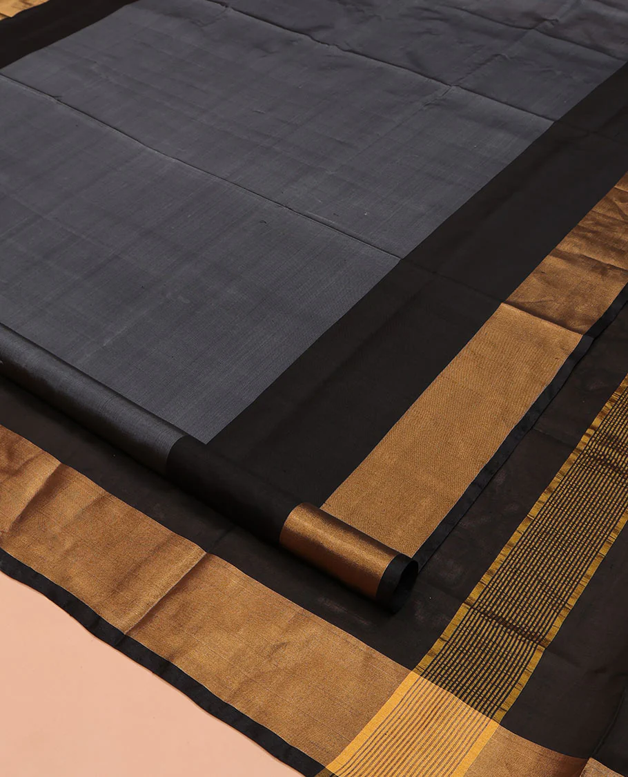 Grey Plain Uppada Silk Saree, Complemented by a Contrast Bavanji Border, Plain Pallu, and Paired with a Contrast Blouse - Image 2