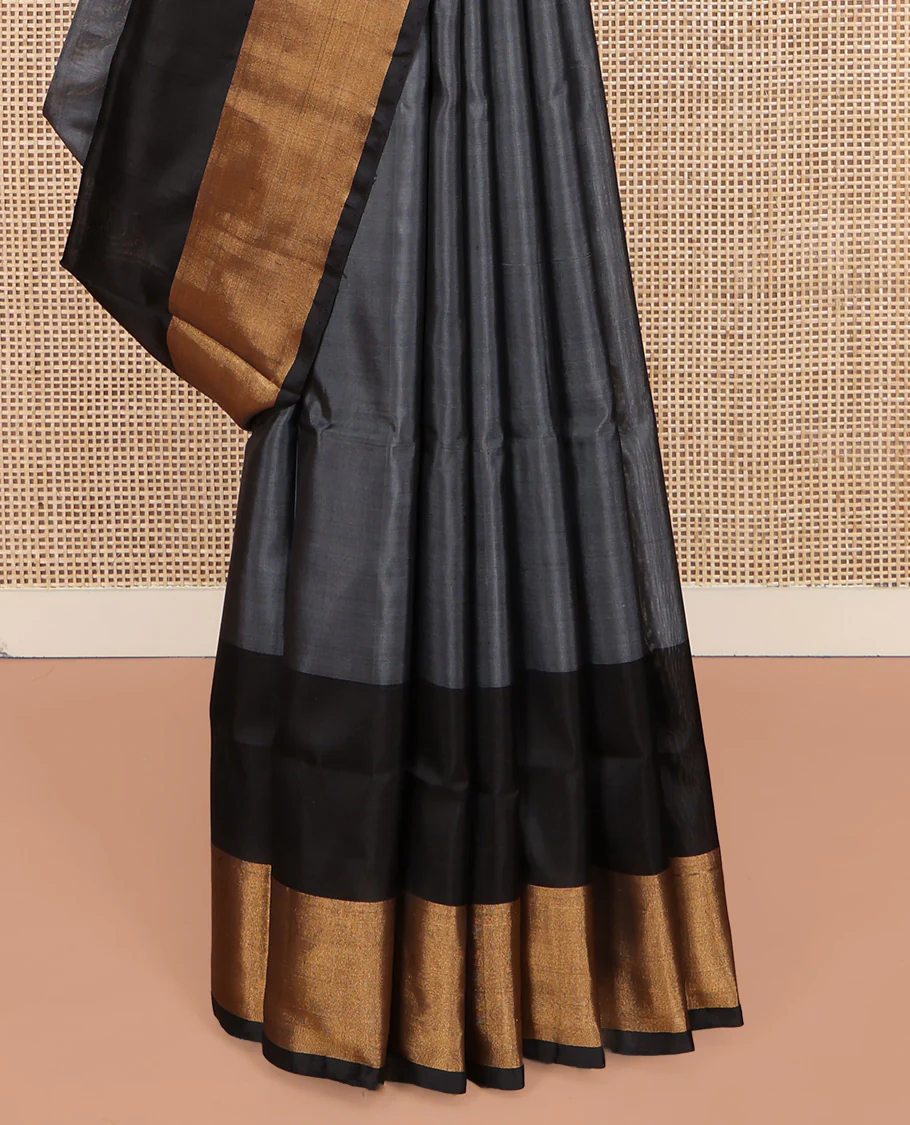 Grey Plain Uppada Silk Saree, Complemented by a Contrast Bavanji Border, Plain Pallu, and Paired with a Contrast Blouse - Image 4