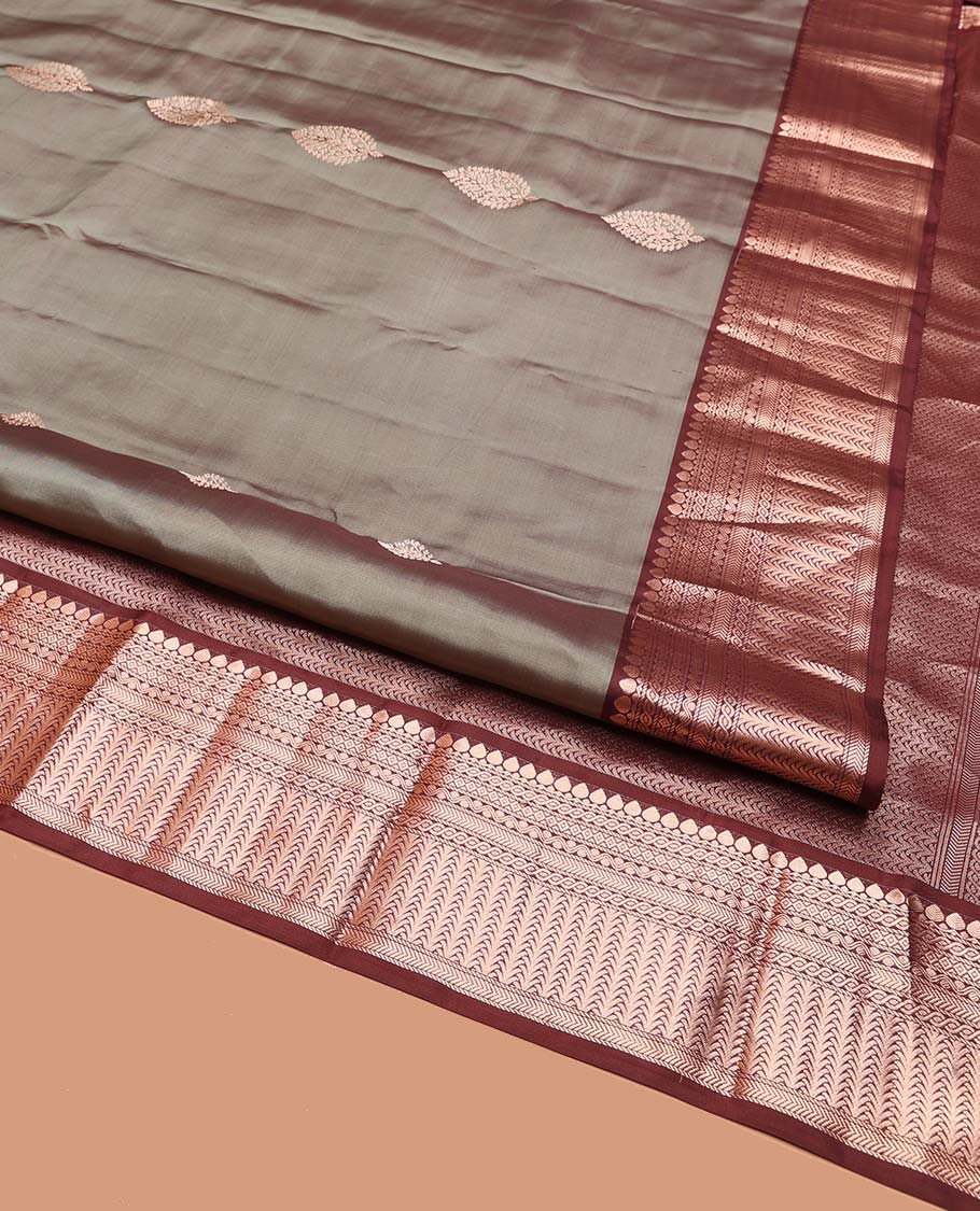 Grey Vasundhara Silk Saree, Finely Crafted with Zari Buttas on Its Body, Complemented by Contrast Border of Thilakam Mokku, Diamond, Rettai Neli, and Kathir Designs, Intricately Designed Pallu, and Paired with a Contrast Blouse - Image 2