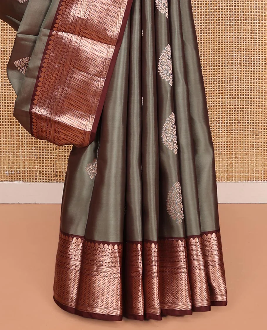 Grey Vasundhara Silk Saree, Finely Crafted with Zari Buttas on Its Body, Complemented by Contrast Border of Thilakam Mokku, Diamond, Rettai Neli, and Kathir Designs, Intricately Designed Pallu, and Paired with a Contrast Blouse - Image 4