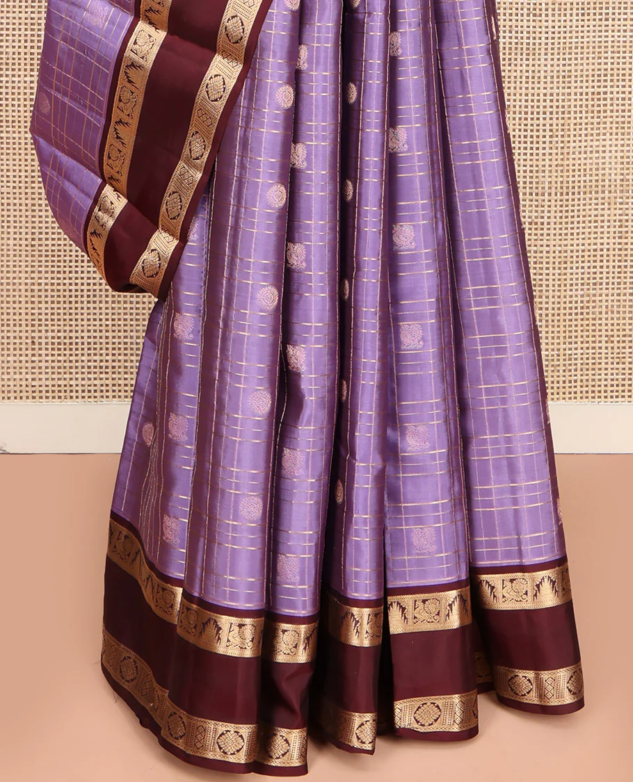 Lavender Vasundhara Lite Silk Mix Saree, Enriched with Mayil Chakram Butta Enclosed Checks, Complemented by a Contrast Rettai Pettu Border of Thazampoo Rekku, Mayil, and Chakram Designs, Boldly Accentuated Pallu, and Paired with a Contrast Blouse - Image 4
