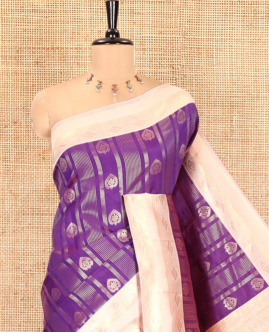 Magenta Pink Litchi Saree, Adorned with Vaira Oosi Stripes and Zari Buttas on Its Body, Complemented by a Contrast Rettai Pettu Traditional Zari Design Border, an Intricately Designed Pallu, and Paired with a Contrast Blouse - Image 6