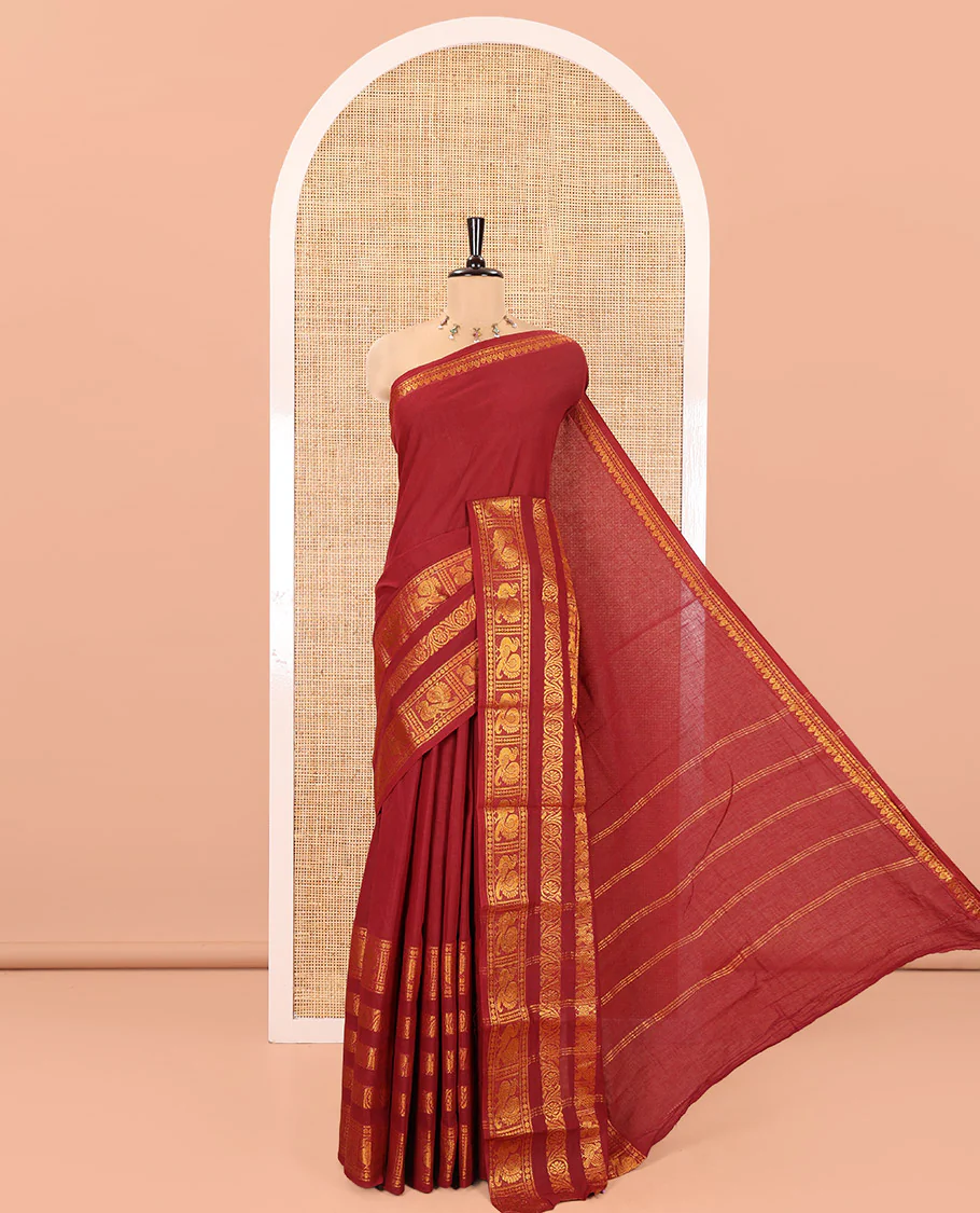 Maroon Plain Sungudi Cotton Saree, Highlighted by Traditional Zari Border of Peacock and Floral Creeper Designs, Subtly Striped Pallu, and Paired with a Contrast Blouse