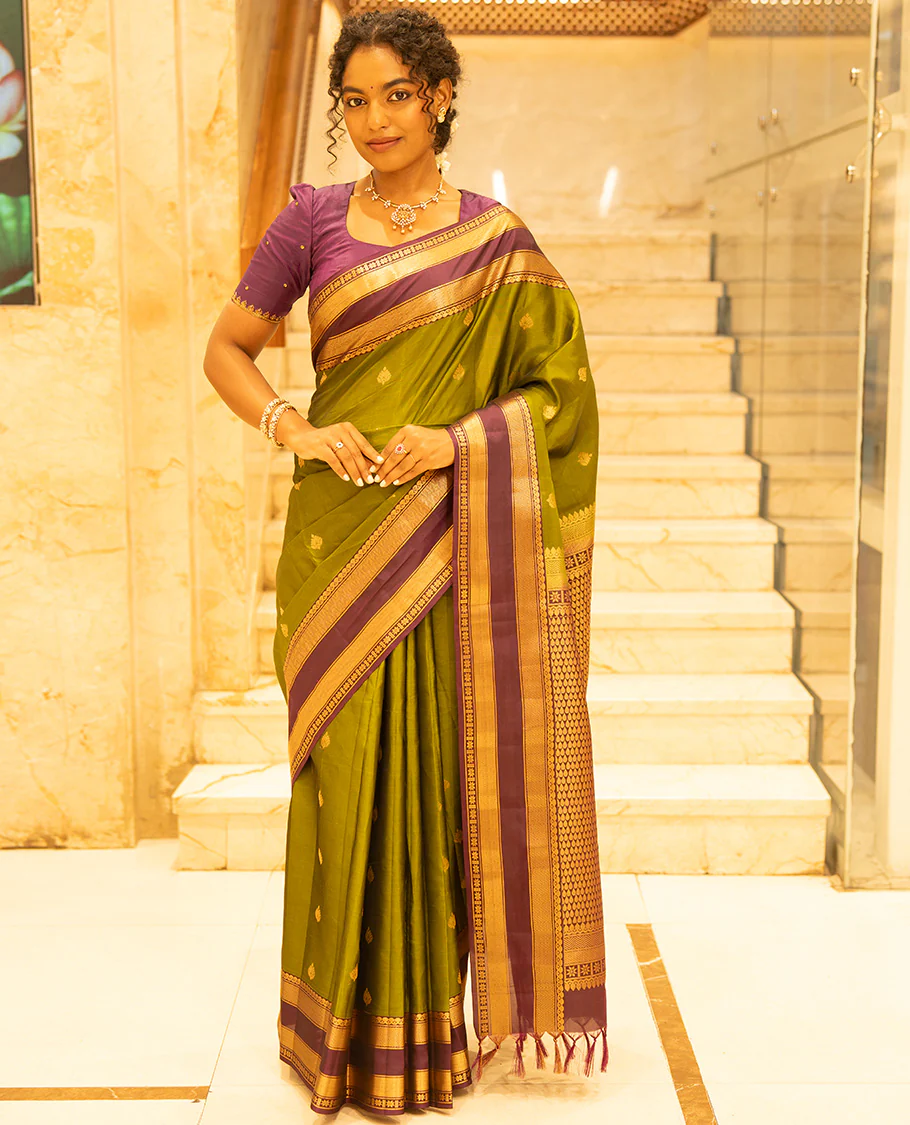 Mehendi Green-Magenta Vasundhara Lite Silk Mix Saree, Enriched with Zari Buttas, Complemented by Contrast Rettai Pettu Border of Salangai, Vanki, Mayil Kann, and Star Vanki Designs, Intricately Designed Pallu, and Paired with a Contrast Blouse - Image 4