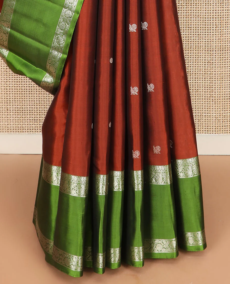 Orange annam chakram buttas Kanchipuram silk saree, contrast rettai pettu border of mayil, and kodi visiry designs, and jaal pallu - Image 4