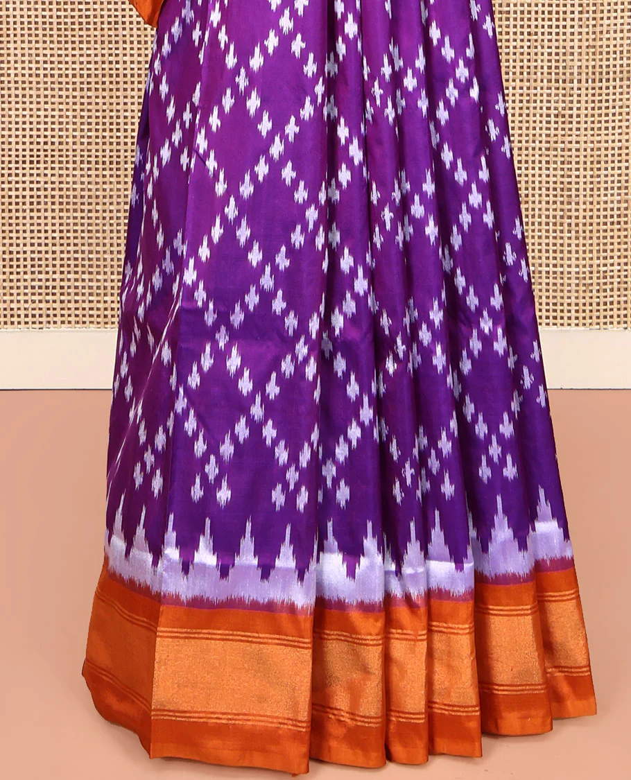 Purple Pochampally Ikat Silk Saree, Elevated with Ikat Jaal Designs on Its Body, Complemented by a Contrast Temple Border, Pallu of Ogee Pattern in Ikkat Weave, and Paired with a Contrast Blouse - Image 4