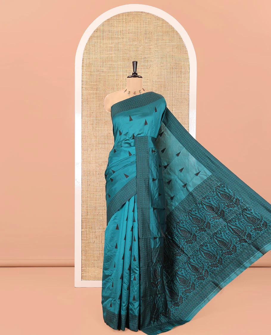 Rama Kanchi Silk Saree, Adorned with Temple Buttas All Over Its Body, Subtly Sparkled With Floral Design Border, Pallu of Paisleys Design, and Paired with a Matching Blouse
