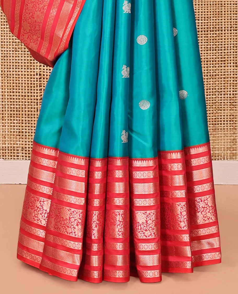 Rama Vasundhara Silk Saree, Accentuated with Zari Buttas All Over Its Body, Complemented by a Contrast Varisai Pettu Border of Thilakam, Neli, Laddu Kamalam, and Kodi Visiry Designs, Grand Pallu of Butta Enclosed Checks, and Paired with a Contrast Blouse - Image 4