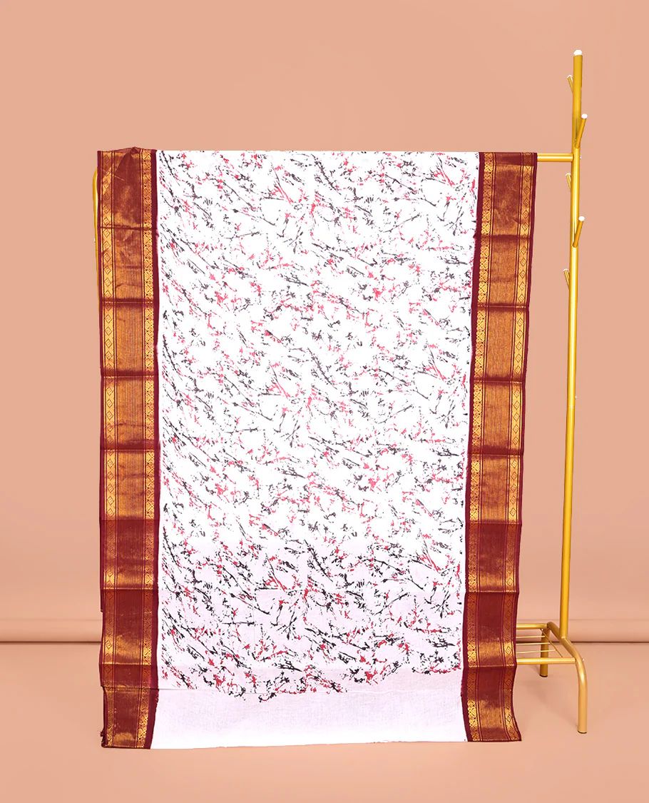 White-Red Sungudi Cotton Saree, Uniquely Printed with Paint-Like Splashes on Its Body, Complemented by a Contrast Traditional Zari Design Border, Zari-Striped Pallu, and Has No Blouse